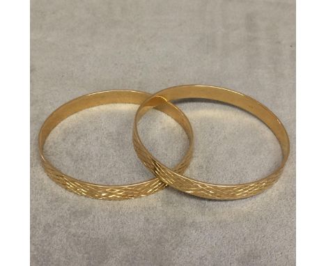 Pair of 9 ct gold bangle bracelets with engine turned decoration 40 g 