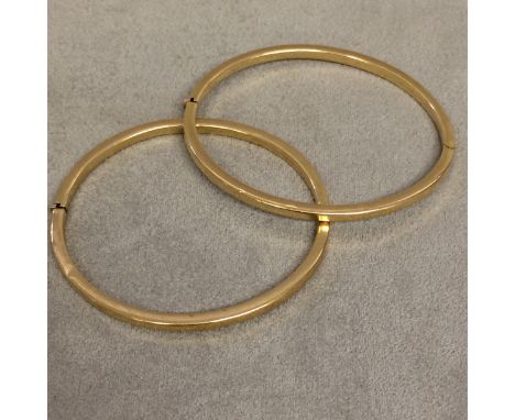 Pair of 9 ct gold hoop bangle bracelets 10 g 