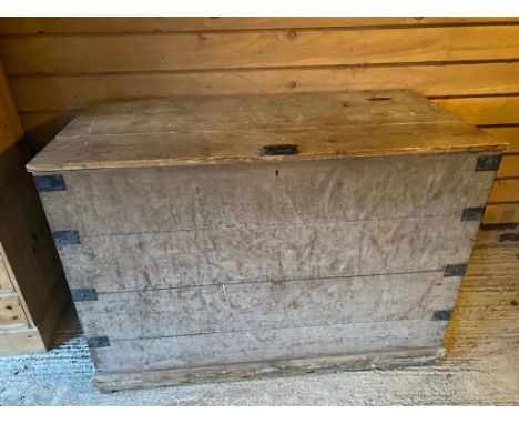 Large plank trunk/storage box with rising lid , 140 w x 96 h x 68 cm d 