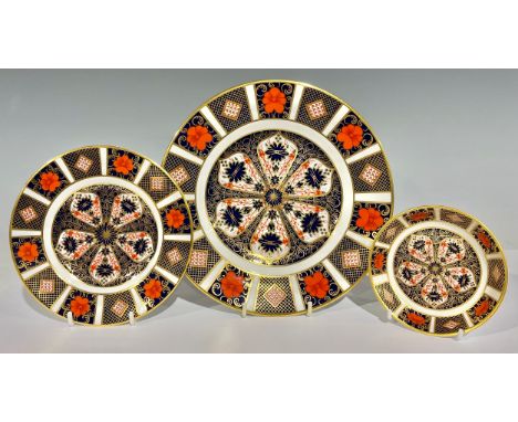 A Royal Crown Derby Imari palette 1128 pattern side plate, 22cm; an 1128 pattern tea plate and trinket tray, all first qualit