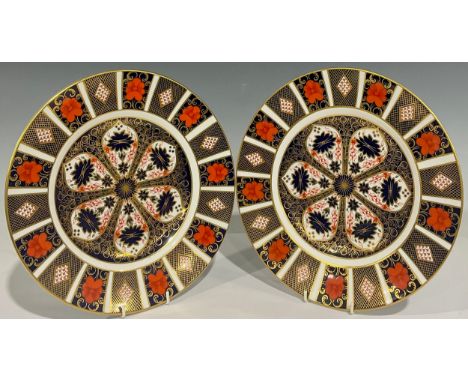 A Royal Crown Derby Imari palette 1128 pattern dinner plate, first quality; another, second (2) 