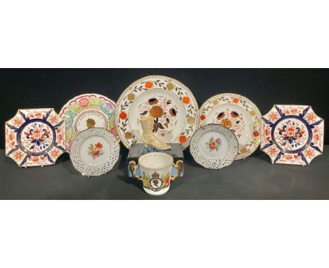 A Royal Crown Derby commemorative plate, The 40th Anniversary of The Accession of Her Majesty The Queen, February 6th 1992, 2