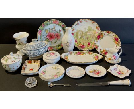 Ceramics - a Wedgwood Raphael pattern tureen and cover, 13cm high, c.1880; a Royal Albert Old Country Roses Garden pattern pi