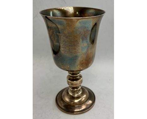 A hallmarked silver Beverley 1573 - 1973 commemorative goblet. Weight 179gm. Height 14cm. Birmingham 1972, maker Barker, Elli