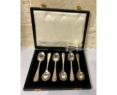 Six boxed hallmarked silver teaspoons, Birmingham 1962, maker Barker Brothers Silver Ltd. together with a pepper pot. Total w