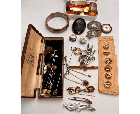 A quantity of 19th and 20thC jewellery to include silver bangle, tie pins, buttons on original card, Scottish silver brooch, 