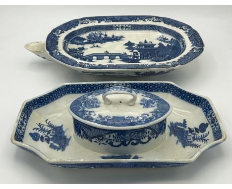 Two early 19th century blue and white transfer printed Longbridge pattern pieces, c. 1800. To include a root dish with centra