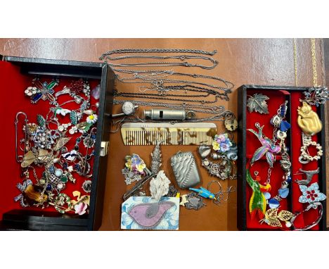 A quantity of costume jewellery contained with a vintage jewellery box. To include silver chain necklaces, brooches, etc.