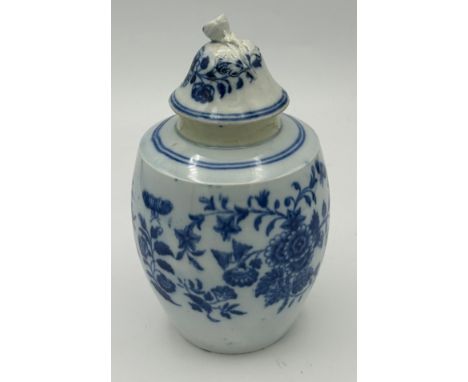 An early 19th century blue and white transfer printed floral pattern tea caddy and cover, c. 1800. 15 cm tall. (1)Condition: 