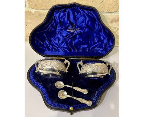 Boxed silver salts and salt spoons. Birmingham 1900. Total weight 91gm. Salt’s maker Lewis Brothers and spoon’s maker William