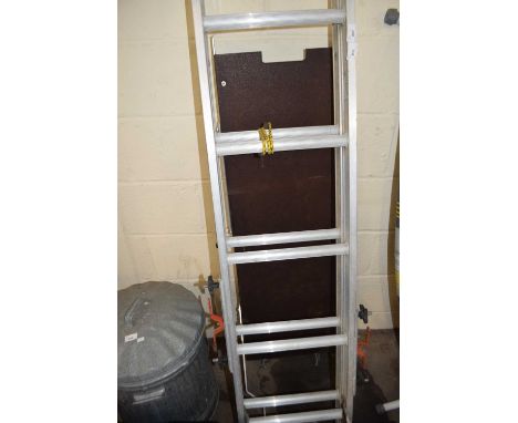 Aluminium ladder together with a folding platform (2)