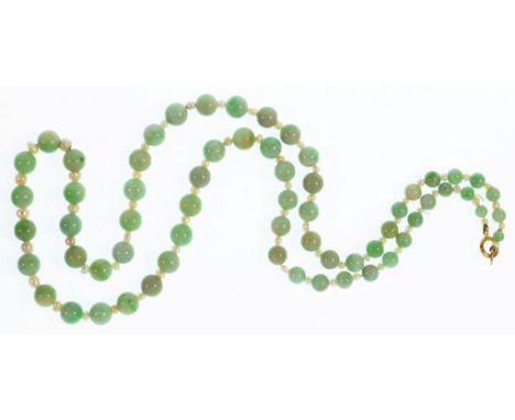 A JADE NECKLACE WITH CULTURED PEARLS AT INTERVALS, 72CM L