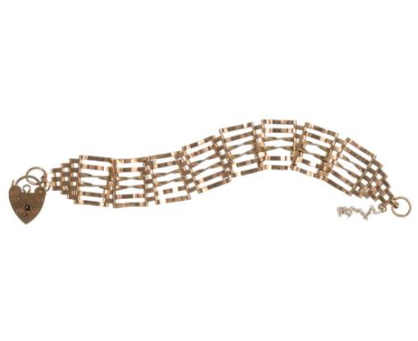 A 9CT GOLD GATE BRACELET AND PADLOCK, 14G