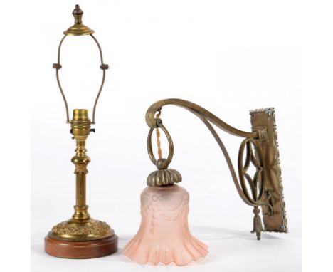 AN EARLY 20TH C BRASS ELECTRIC WALL LIGHT WITH SWAN NECK BRACKET AND CORAL GLASS SHADE, WALL PLATE 22CM H AND A BRASS TABLE L