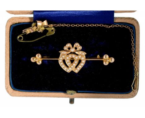 A LATE VICTORIAN SPLIT PEARL AND GOLD LINKED HEARTS BAR BROOCH, 3.6G