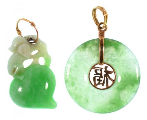 A CHINESE CARVED JADEITE PEACH PENDANT AND A CHINESE GOLD AND JADE BI DISC PENDANT WITH CENTRAL CHARACTER 