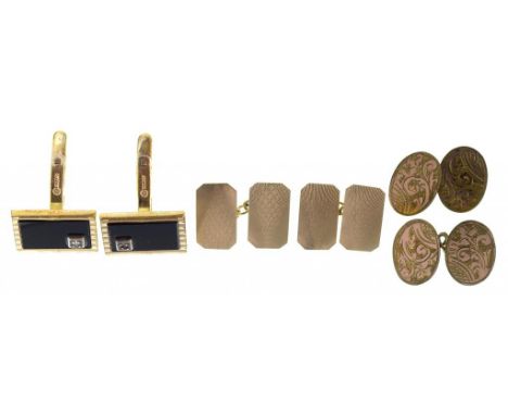 A PAIR OF 9CT GOLD CUFFLINKS, ENGINE TURNED, 5.7G AND TWO PAIRS OF BASE METAL CUFFLINKS