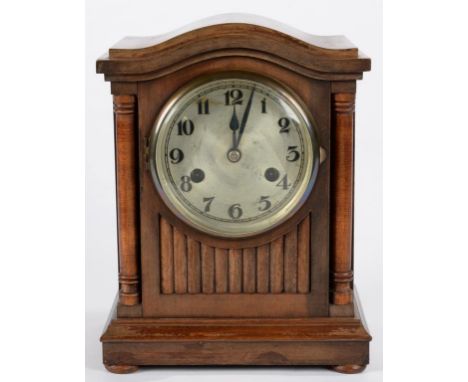 A WALNUT MANTEL CLOCK WITH SILVERED DIAL AND GONG STRIKING MOVEMENT, 27CM H, EARLY 20TH C