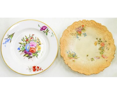 A CONTINENTAL PORCELAIN PLATE, PAINTED WITH A CENTRAL FLOWER SPRAY AND THREE SINGLE FLOWERS TO THE BORDER, 22CM D, INCISED W+