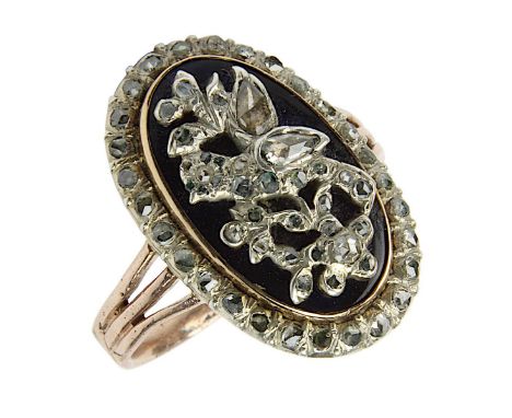 Rotgold-Ring mit Onyxplatte und Vogelmotiv aus Diamanten, 14 kt Rotgold geprüft, 4 ungedeutete Stempel, Ringschiene mit Kreuz