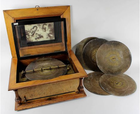 Großes Polyphon, deutsch um 1890, viereckiges Gehäuse aus Nussbaum, Front mit Wurzelfurnier, seitlich 2 Messing-Handhaben, an