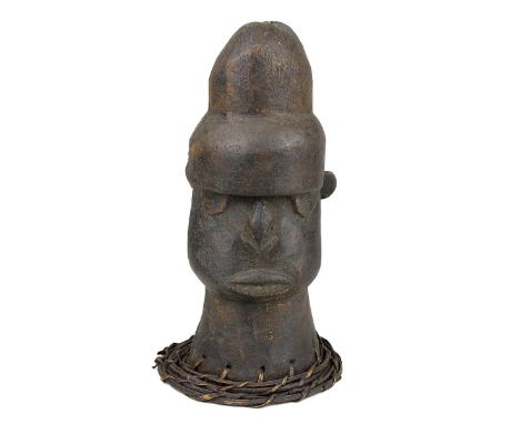 Tanzaufsatz in Form eines anthropomorphen Kopfes, wohl Igbo, Nigeria, Holz geschnitzt und dunkel gefärbt, am Halsansatz mit R