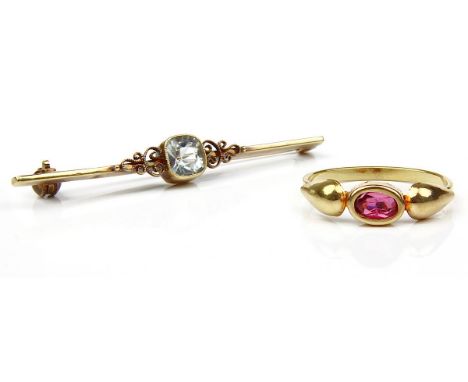 Gelbgold-Ring mit Rubin sowie kleine Gelbgold-Stabbrosche mit Aquamarin, Ring aus 750er Gelbgold gepunzt, mit ovalem facettie