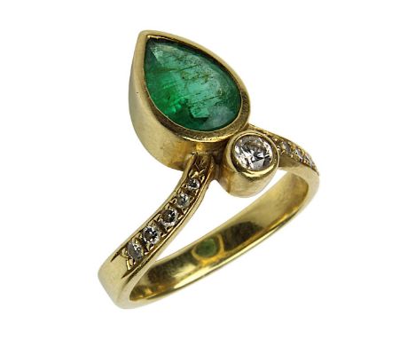 Gelbgold-Ring mit Smaragd und Brillanten, deutsch um 1990, handgefertigte Ringschiene gepunzt 750, Ringkopf mit großem facett