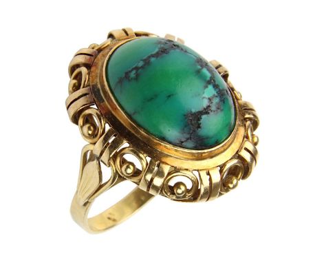 Roségold-Ring mit Türkis-Cabochon, deutsch 1950er Jahre, gepunzt 750, handgearbeitete floral verzierte Fassung, darin ovaler 