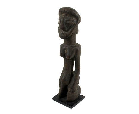 Kniende Figur wohl der Yaka oder Holo, D. R. Kongo, Holz geschnitzt und dunkel gefärbt, stark stilisierte Figur mit vortreten