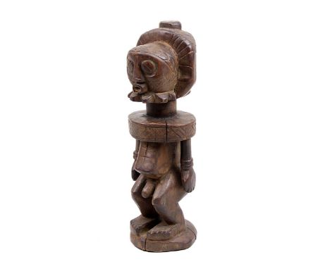 Figur eines männlichen Ahnen, Boyo/Buye, D. R. Kongo, Holz geschnitzt, Figur mit Haar- und Schulterkranz und sternartigem Bar