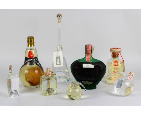 Acht Flaschen bzw. Fläschchen mit Spirituosen 2. H. 20. Jh.: eine Flasche Wiliams Rouge Gaby, Eau-De-Vie, G. Delaloye Valais,