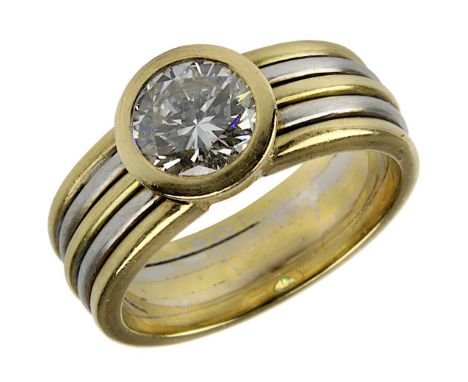 Bicolor-Ring mit Solitär-Brillant, 750er gestempelte Ringschiene, mit Diamant im Brillantschliff in Zargenfassung, ca. 0,92 c