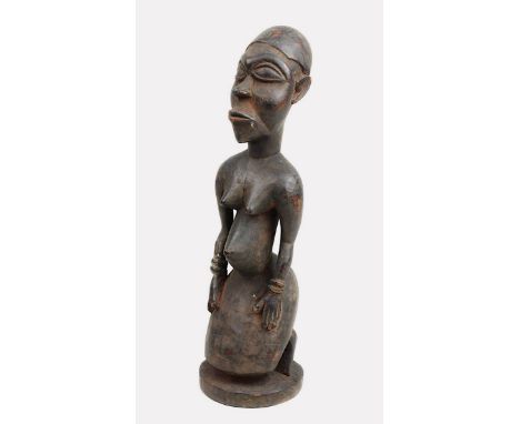 Kniende weibliche Figur wohl der Suku, D. R. Kongo, Holz geschnitzt und dunkel gefärbt, auf flachem Sockel kniende Figur eine