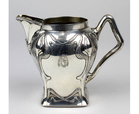 Milchgießer aus 800er Silber, Jugendstil, deutsch, Koch u. Bergfeld Bremen um 1900, mit stilisiertem floralem Reliefdekor, le