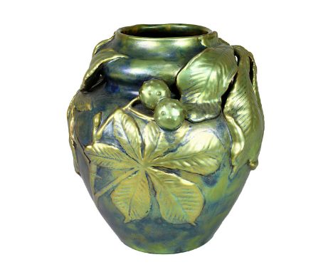 Große Zsolnay Jugendstil-Vase mit plastischem Kastanien-Motiv, um 1910, Keramik heller Scherben, mit plastischem aufgelegtem 