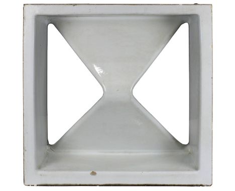 Eiermann, Egon (Nowawes 1904 - 1970 Baden-Baden), Fassadenelement-Modell Hortenkachel um 1960, weiß glasierte Keramik, Kerama
