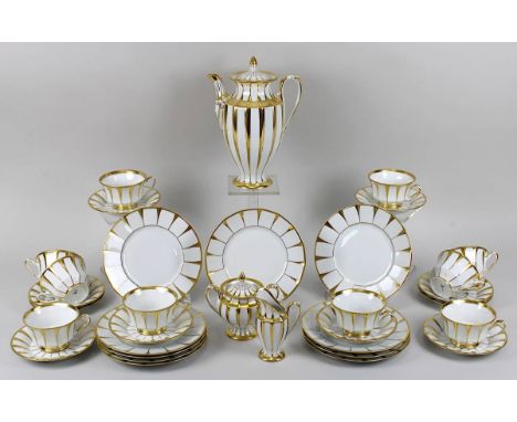 Kaffeeservice "Grecque Athena", Fürstenberg-Porzellan deutsch M. 20. Jh., Dekor Weiß-Gold, bestehend aus: Kaffeekanne, H: 25,