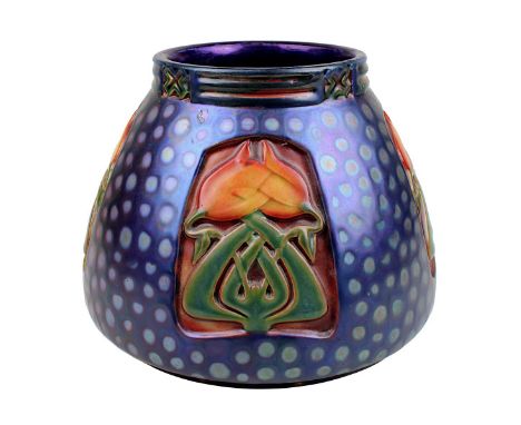 Seltene Zsolnay Jugendstil-Vase mit Dekor von stilisierten Tulpen und Punkten, Entwurf Apati Abt Sandor (Ungarn 1870 - 1916),