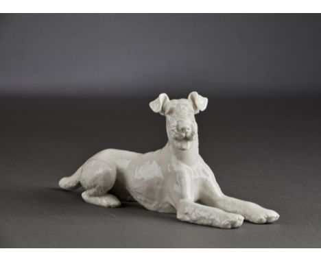 Deutsches Reich 1933 - 1945 - SS-Porzellanmanufaktur Allach : Foxl, liegend.Foxl, liegend. Weiß glasierte Figur des liegenden