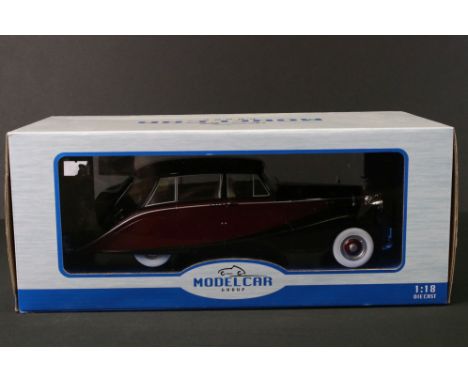 Boxed Model Car Group 1:18 Rolls Royce diecast model in two tone maroon/black, excellent condition 