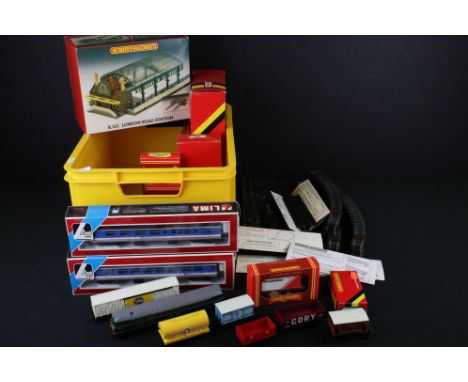 12 Boxed OO gauge model railway accessories to include 10 x Hornby (R331 London Road Station, R593 Town Station, R657 Girder 