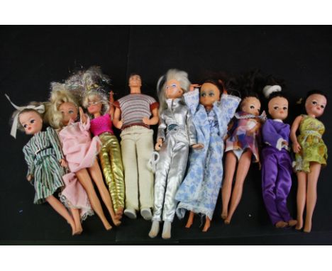 5 Pedigree Sindy Dolls, 1970's and 80's, all marked 033055X, 2 dressed in Sindy Clothing (one doll with discolouration to fac