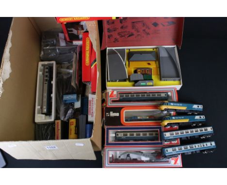 Quantity of OO gauge model railway to include BR InterCity 125 locomotive, 4 x boxed Lima items of rolling stock, boxed Hornb