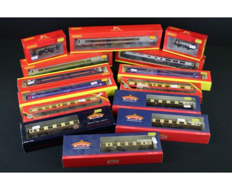 14 Boxed OO gauge items of rolling stock to include 10 x Hornby and 4 x Bachmann featuring Hornby R4273A Pendolino 1st Class 