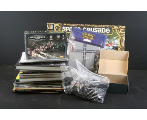 Games Workshop - Quantity of plastic &amp; metal Games Workshop Warhammer figures and accessories, well painted &amp; unpaint