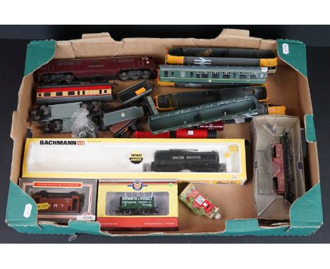Quantity of OO gauge model railway accessories to include boxed and unboxed items of rolling stock, Diesel locomotive shells 
