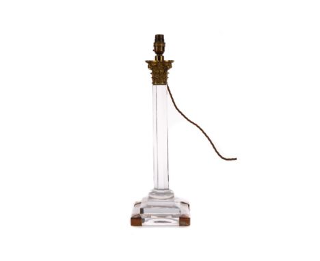 EARLY 20TH CENTURY GLASS TABLE LAMP, with brass Corinthian capital over a faceted pillar and stepped square base with copper 