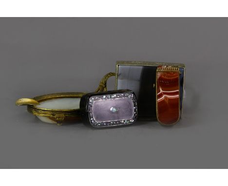 EARLY 20TH CENTURY BRASS MOUNTED AGATE ASH DISH, of oval form with hoop handle and opposing cigarette rest, on three feet, 12