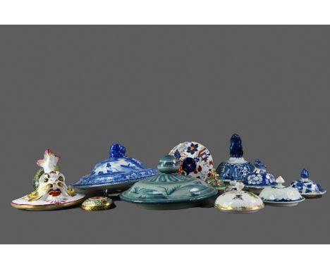 LATE 18TH CENTURY WORCESTER PORCELAIN TEAPOT COVER, the domed cover with bud finial, moulded with foliage, with painted under